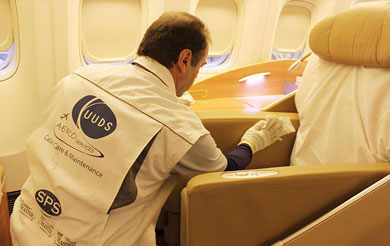 Maintenance sur avion - restauration du cuir